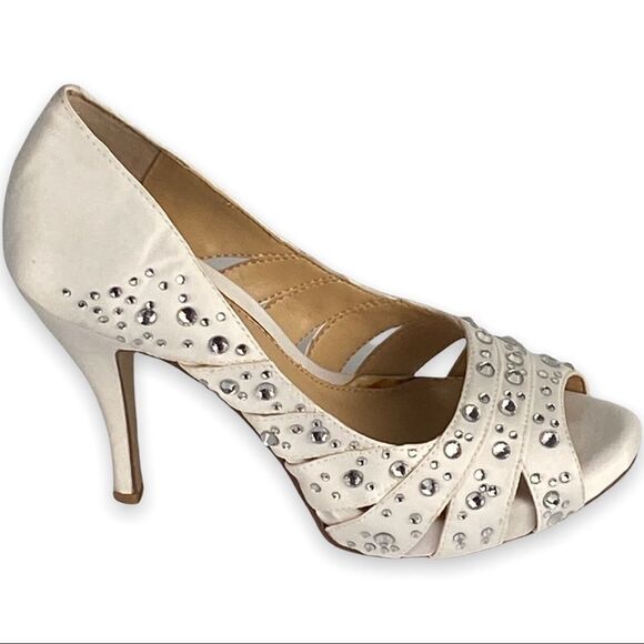 Gianni Bini White Peep Toe Heels - Picture 5 of 12